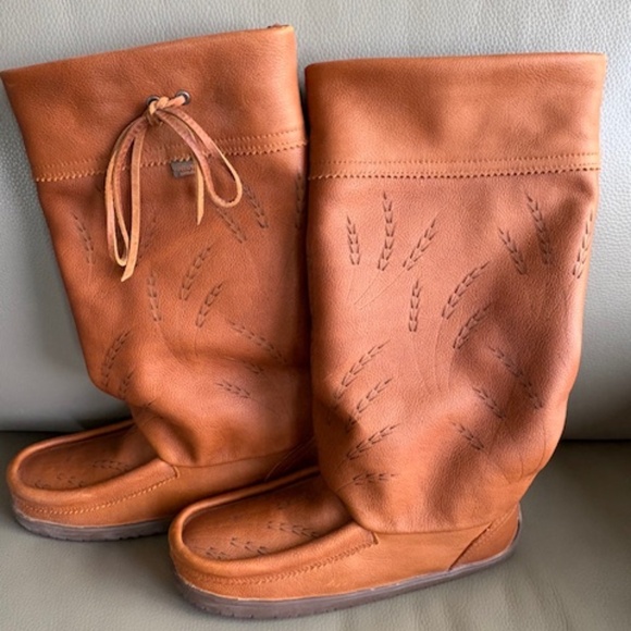 Manitobah Mukluks Gatherer L11/M9 grain leather Tobacco tall Tipi Vibram sole - Picture 1 of 16